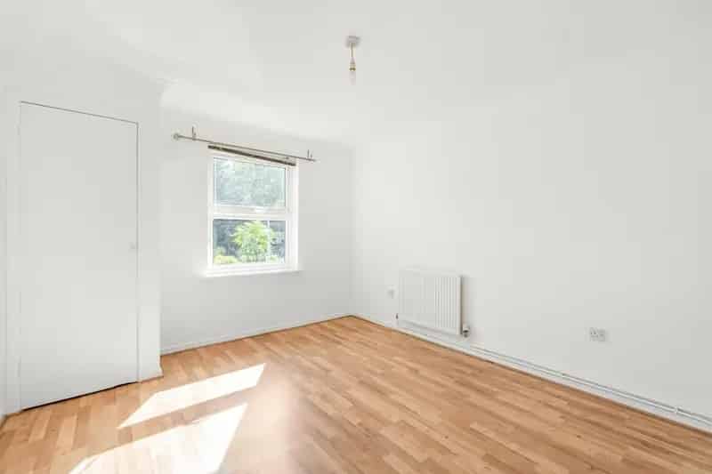 1 Bedroom Flat for Sale with Parking Near Denmark Hill