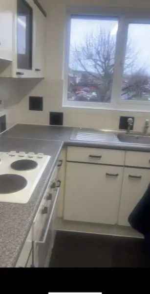 1 Bedroom Unfurnished Property Near Gidea Park and Romford Stations