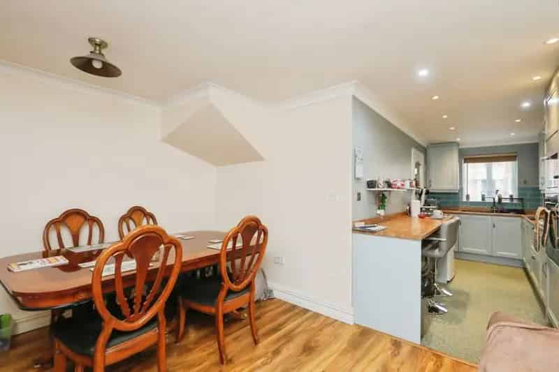Spacious 3-Bed House with Garage and Garden