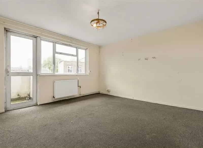 2 Bed Flat with Private Balcony