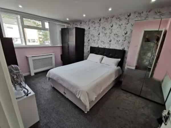 Large 3 Bed House Easily 4 Bed 2 Gardens New Kitchen New Roof