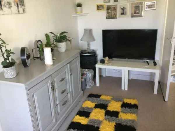 Bungalow For Rent in Saltash, England