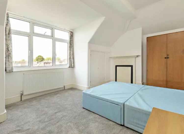 One Double Bedroom Apartment Near Northfields Station