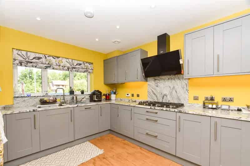 5 Bedroom Detached House For Sale Near Train Station