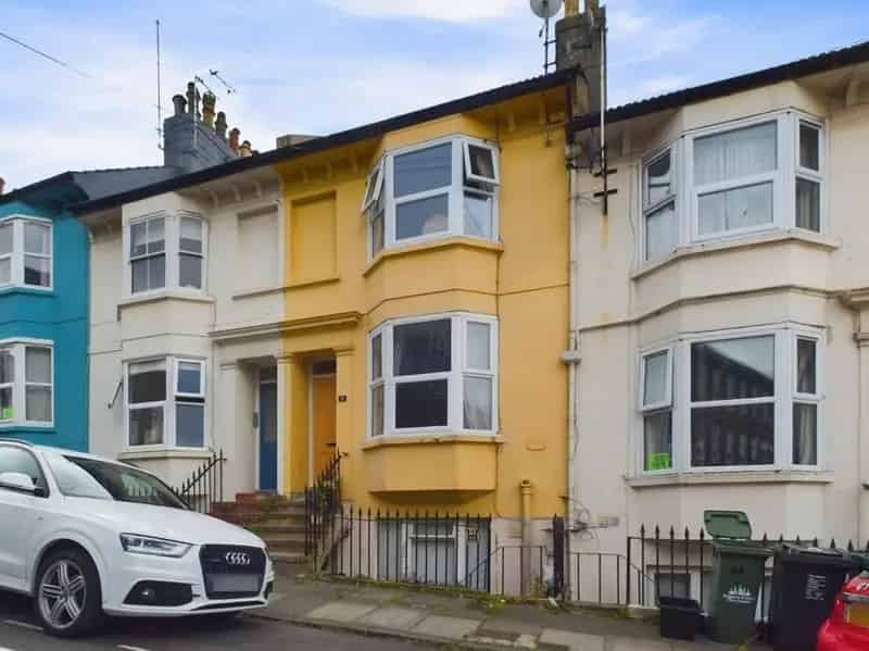 2 Bedroom Maisonette For Sale