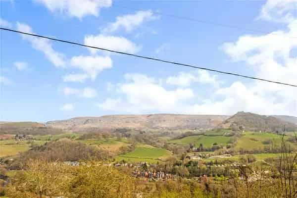 Golygfa'r Dyffryn: Llangollen Family Home with Stunning Views