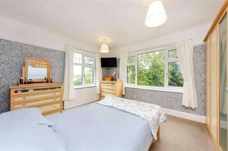 5 bed house for sale