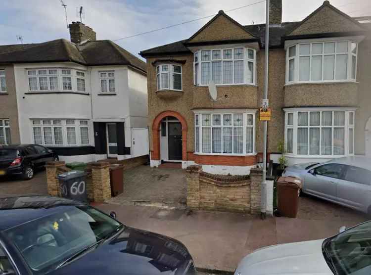 3 Bedroom House in Barking - Family Home Near Transport Links