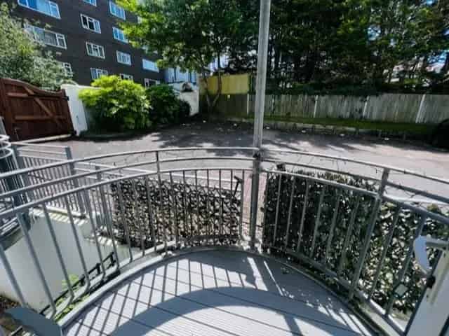 Two Bedroom Apartment Near Eastbourne Seafront - Zero Deposit Option