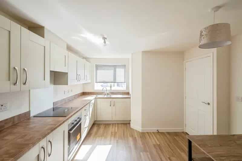 Luxury 3 Bed Lakeside Home - Zero Deposit Available