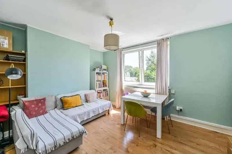 2 Bed Flat for Sale near River Thames Clapham Junction