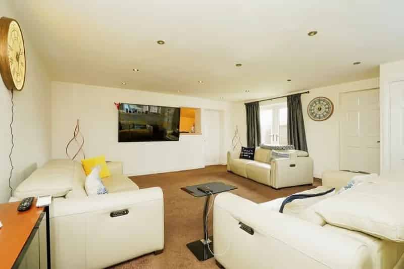 Four Bedroom Semi-Detached House with Three Reception Rooms and Spacious Garden