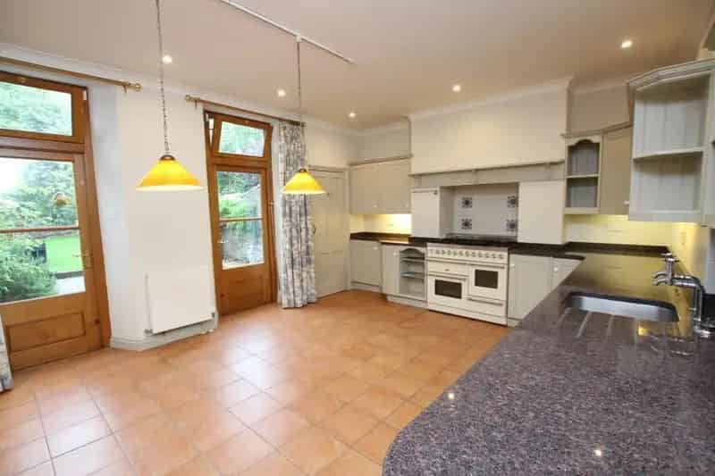 5 Bedroom Terraced House Near Downs