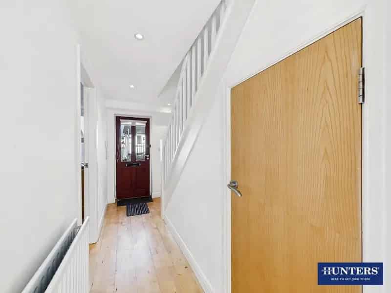 2 Bedroom Flat For Sale Near Town Centre