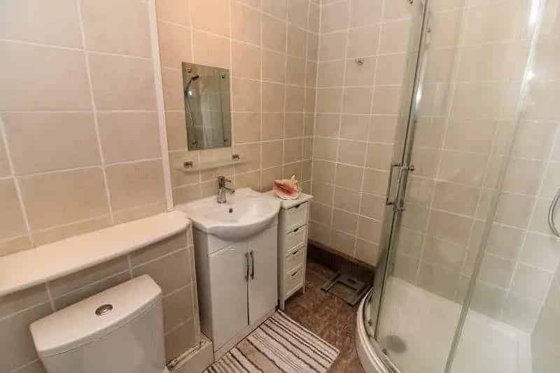 6 bed house for sale