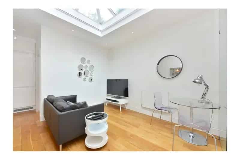 Bright Studio Apartment near Fulham Broadway