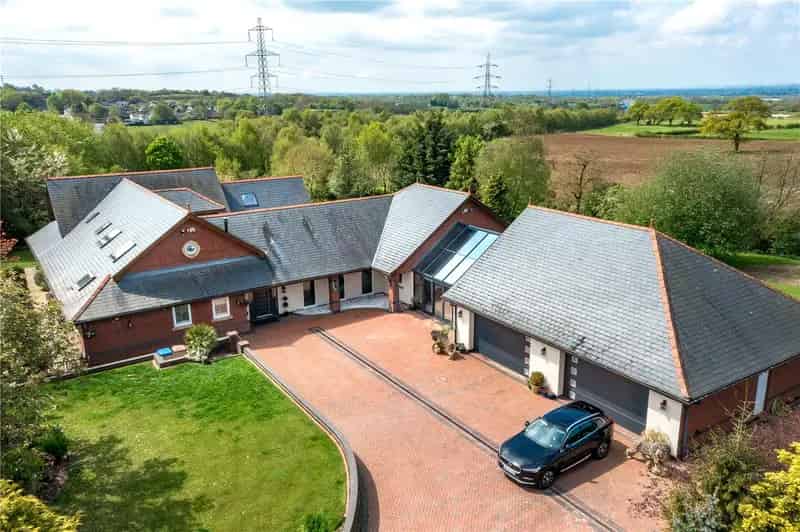 5 Bedroom Detached House with Annexe and Helipad