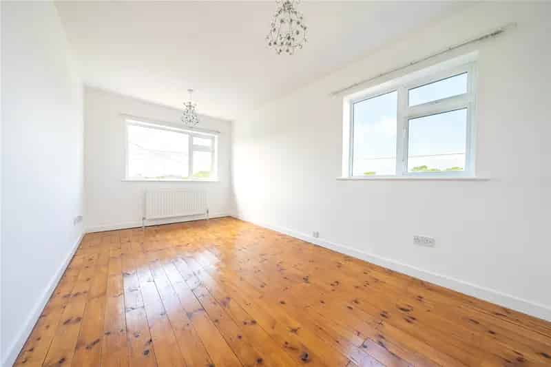 4 Bedroom Extended Home Fantastic Corner Plot Off Street Parking No Chain