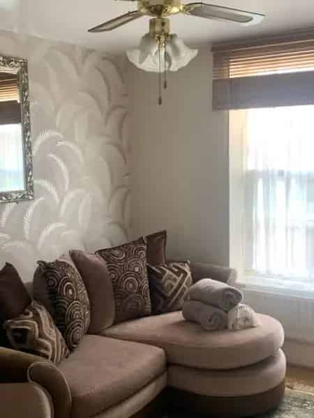 3 Bedroom Flat Near Schools and Underground
