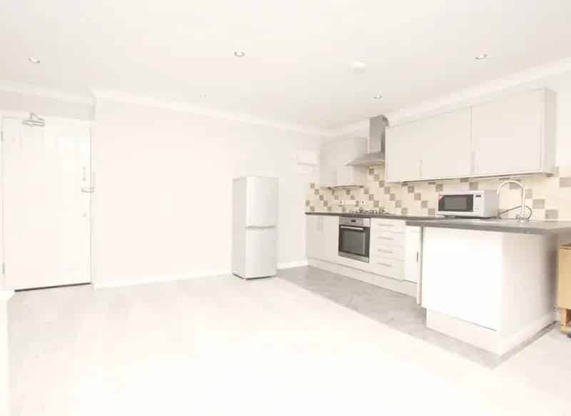 One Double Bedroom Apartment Queens Park