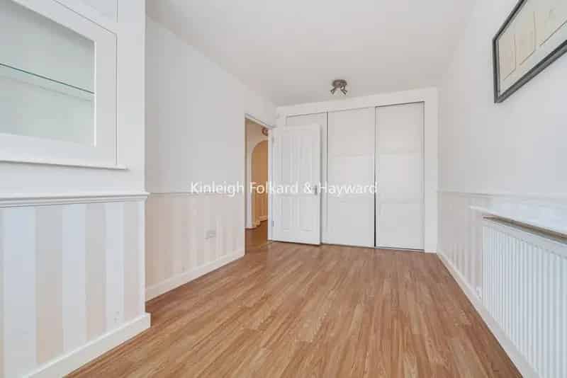 Five Bedroom Semi-Detached House with Gated Parking and West-Facing Garden