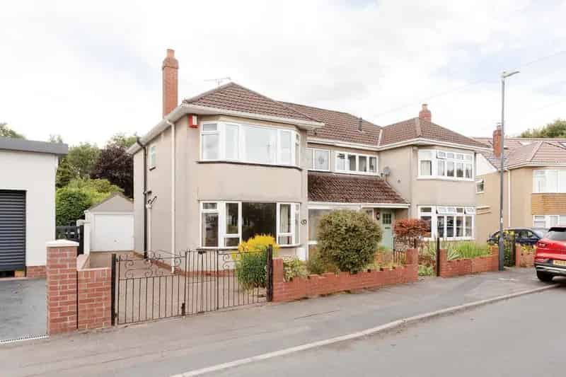 3 Bedroom Semi Detached House For Sale Downend