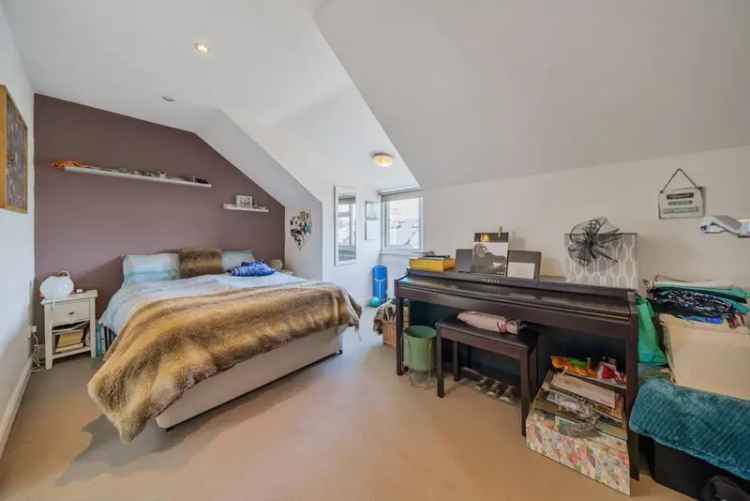 Flat For Sale in London, England