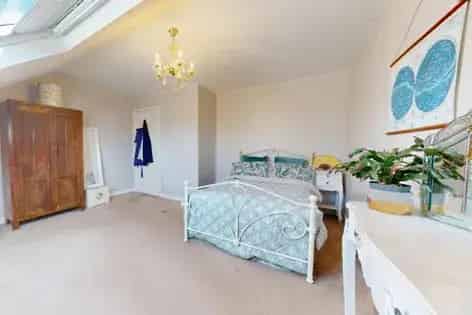 Spacious 1-Bedroom Flat in Cardiff Near Amenities