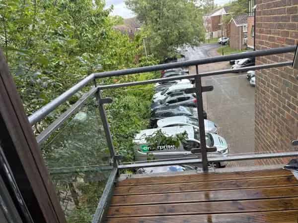 Spacious Open Plan Apartment Near Train Station and Schools