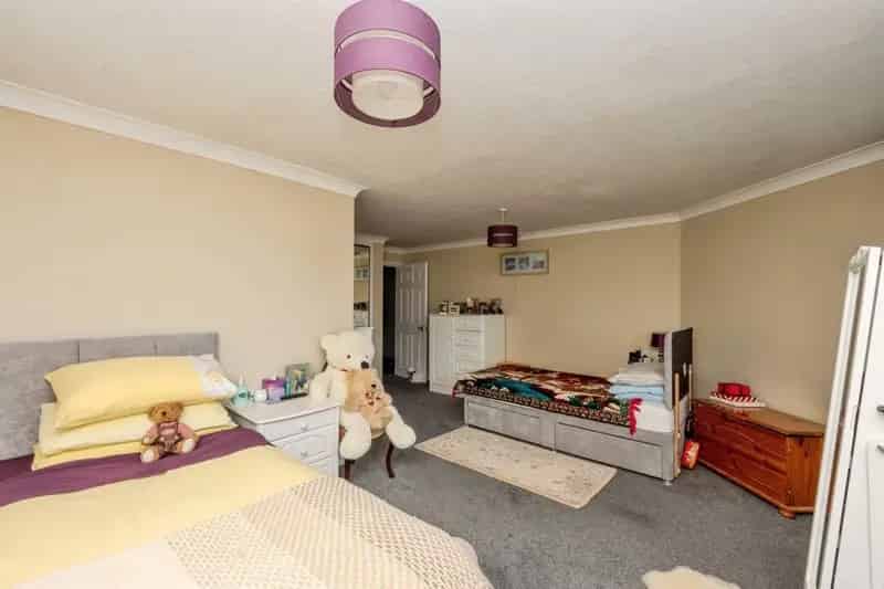 Large 1-Bedroom Retirement Apartment with Harbour Views