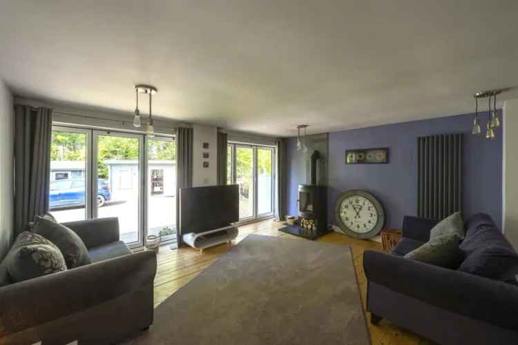 6 Bed Detached House with Summer Houses and Solar Panels