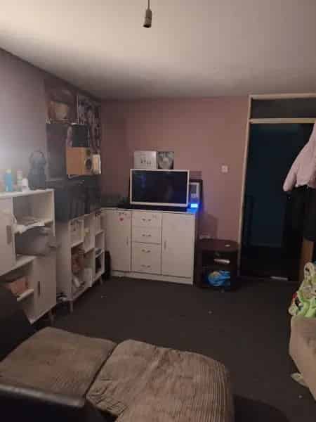 2 Bed House Large Living Room Upgraded Kitchen and Bathrooms