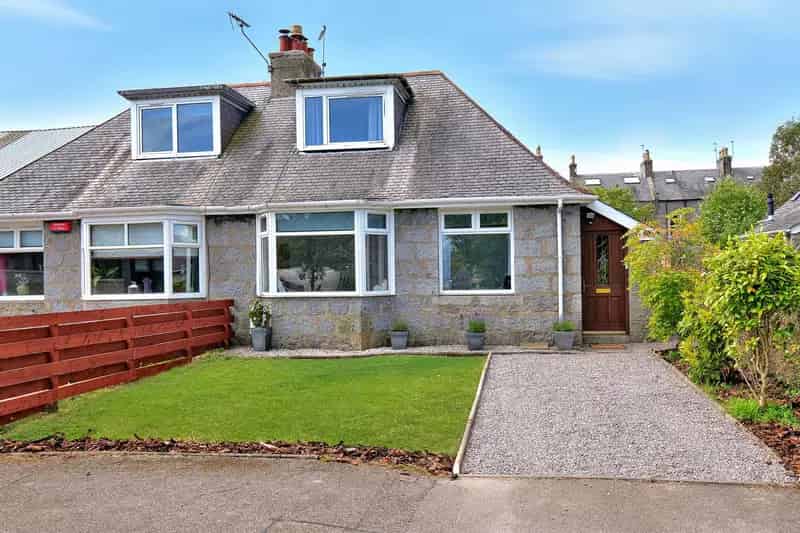 Spacious Semi-Detached House with Private Garden