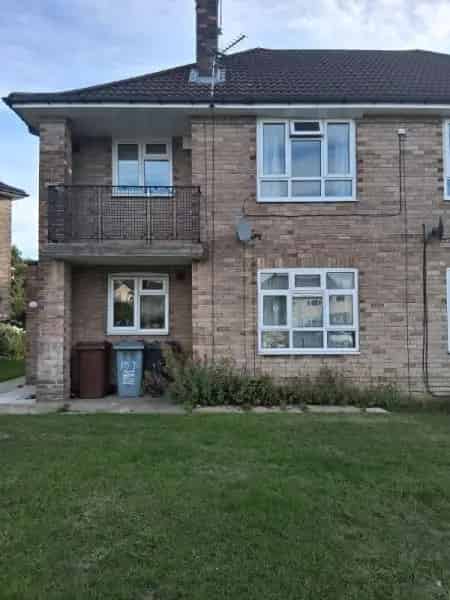 First Floor Flat near Asda with Pleasant Views