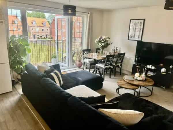 Large One Bed Flat Near Shops and Train Station