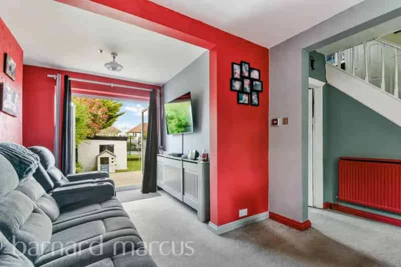 3 Bed Extended Semi Detached House Near Schools and Transport