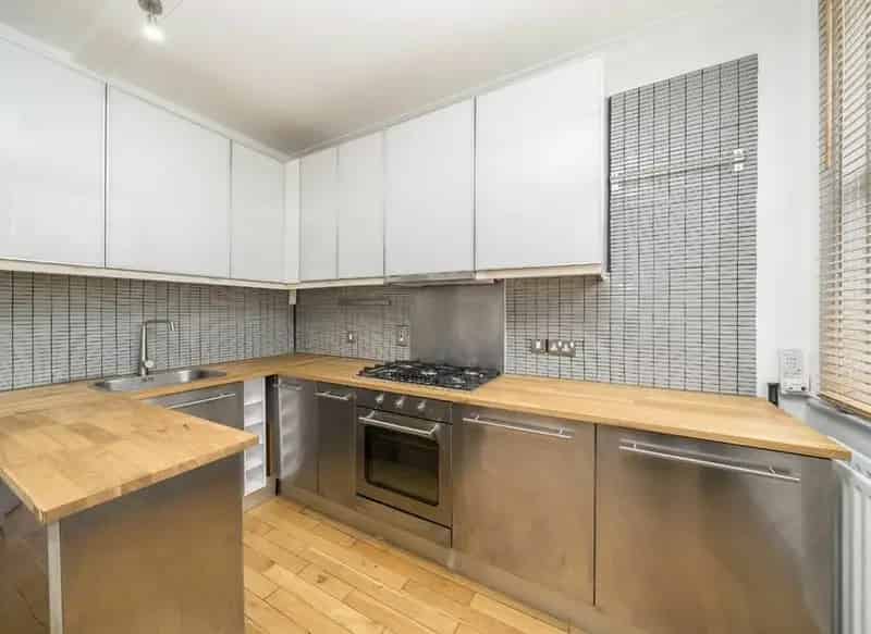Top Floor Flat First Time Buyer Double Bedroom Modern Bathroom Share of Freehold
