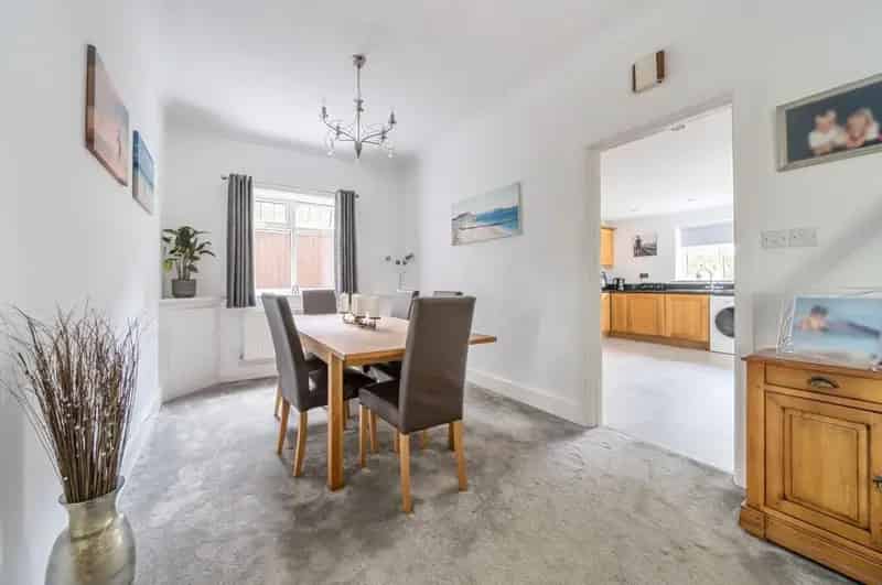 4 Bedroom Detached House for Sale in Queens Park