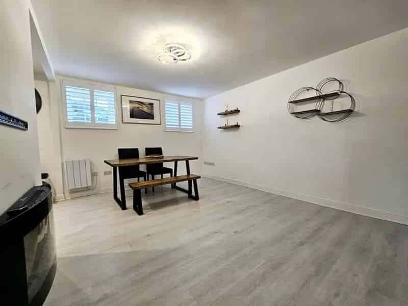 2 Bedroom Flat To Rent Available 10062025