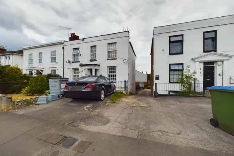 2 Bedroom Flat To Let - Newly Refurbished