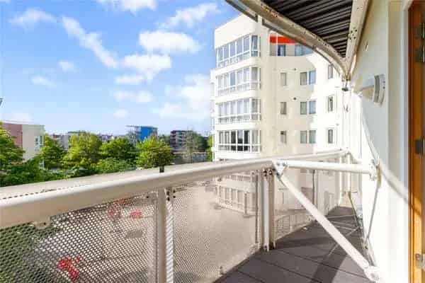 Harbourside Apartment with Water Views  Bristol