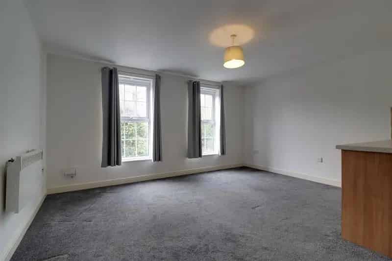 2 Bedroom Flat to Rent Modern Spacious Apartment Parking Available Immediately