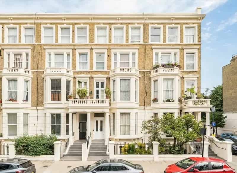 Refurbished Flat near Earls Court Tube, London