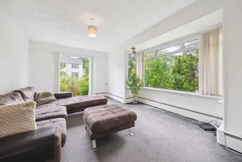 3 Bed Detached Villa Large Corner Plot Driveway Garage Family Home