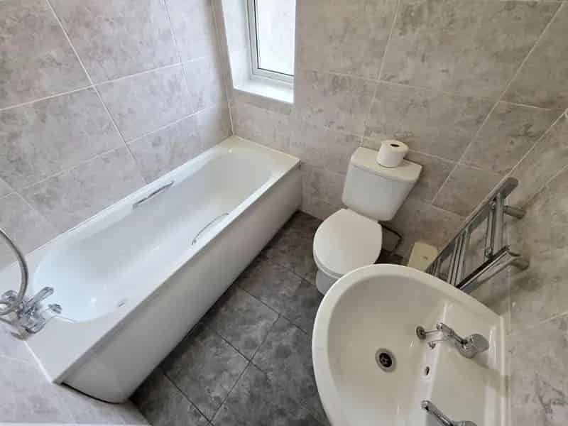 3 Bed Semi-Detached House For Sale No Onward Chain