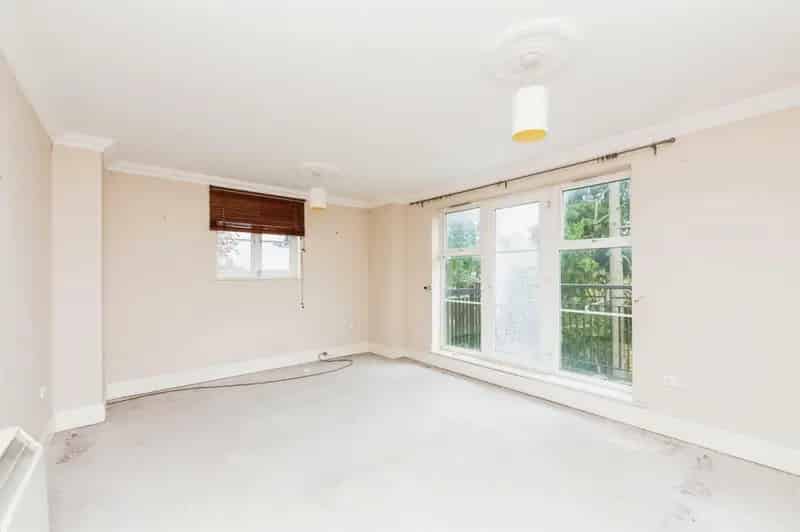 2 Bed Apartment Sutton Town Centre No Upward Chain