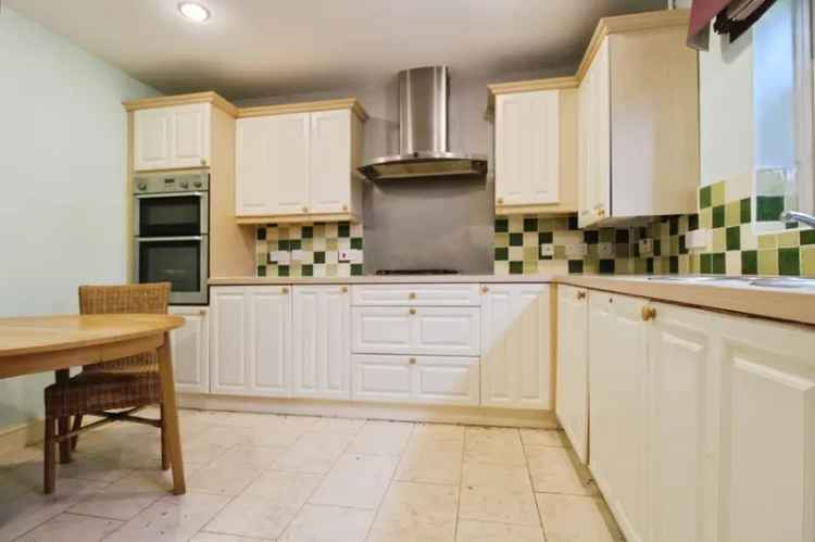 3 Bedroom End of Terrace House with Double Garage and Gardens
