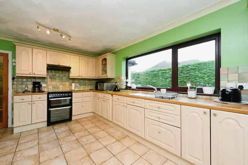 Spacious Detached Bungalow in Heacham with Large Gardens and Garages