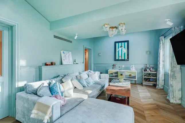 3-Bedroom Apartment with Garden Views in Bayswater
