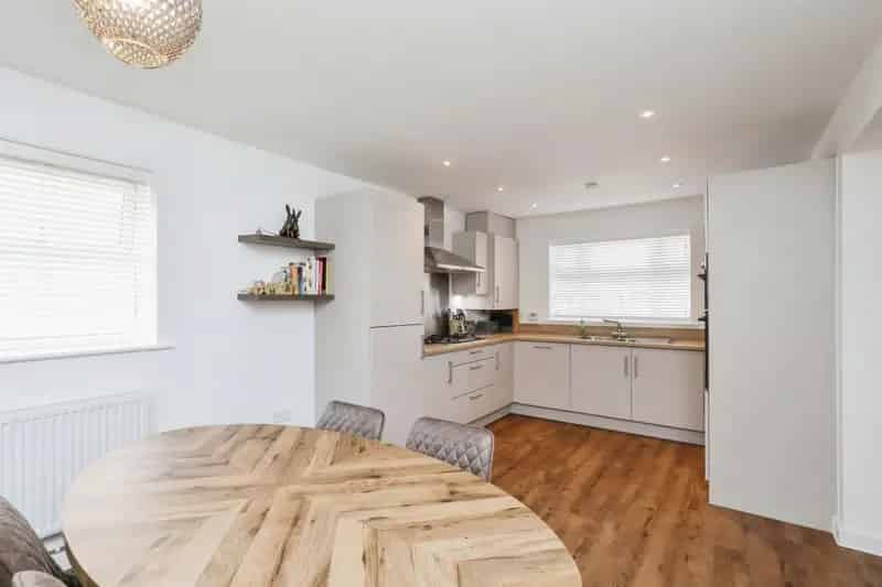 4 Bedroom Detached House With Double Garage and Landscaped Garden